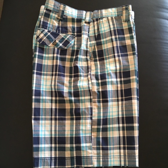 IZOD plaid shorts 42 - Picture 3 of 5